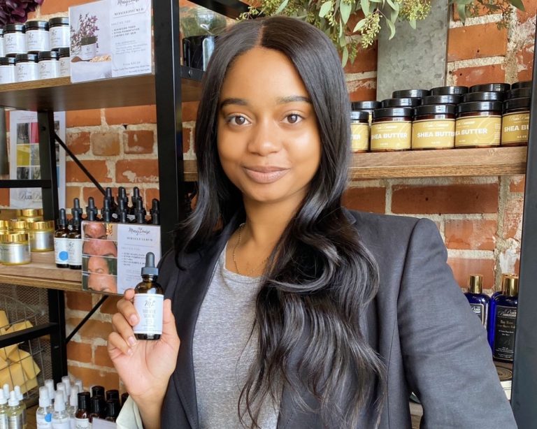 La sucess story d’Akilah Releford, entrepreneure derrière une marque de cosmétiques à succès à seulement 23 ans