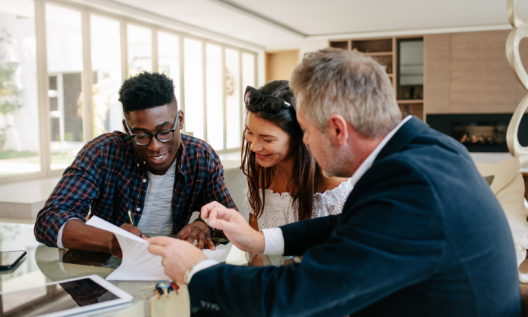 Immobilier : faut-il acheter en passant par une agence ?