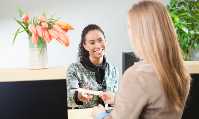 5 choses à faire auprès de sa banque avant de partir en vacances