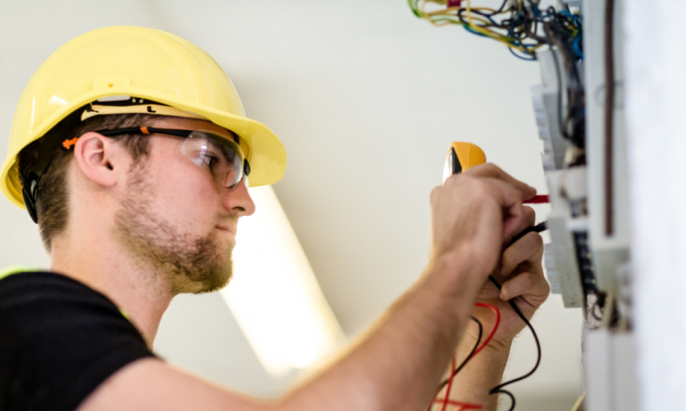 5 métiers pour gagner 2000€ net / mois sans avoir le BAC !