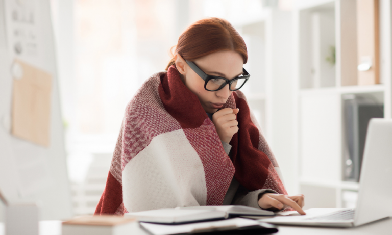 Froid au travail : quelles sont les obligations de l’employeur et quelles astuces pour rester au chaud ?