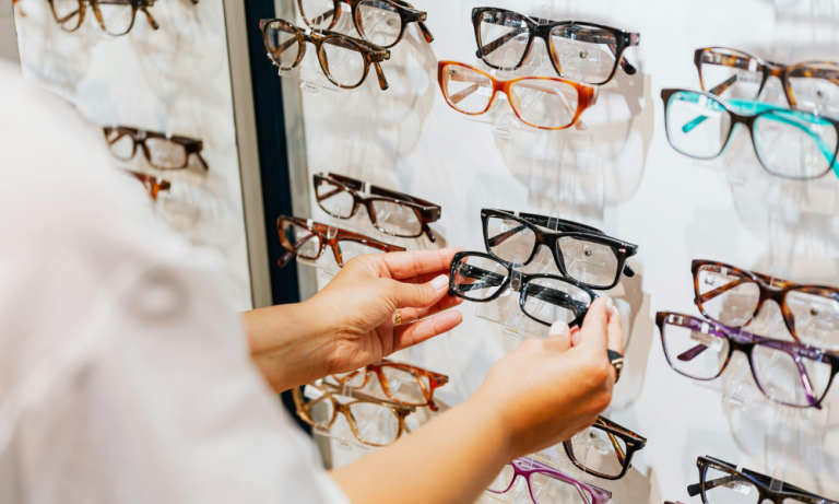 Lunettes à prix cassés : qui est Blacksheep, ce nouvel opticien bon marché qui débarque à Paris ?